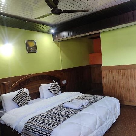 Hotel Deepraj, Каусани Экстерьер фото