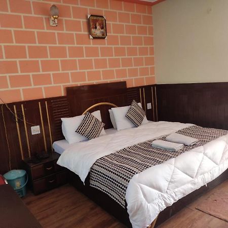 Hotel Deepraj, Каусани Экстерьер фото