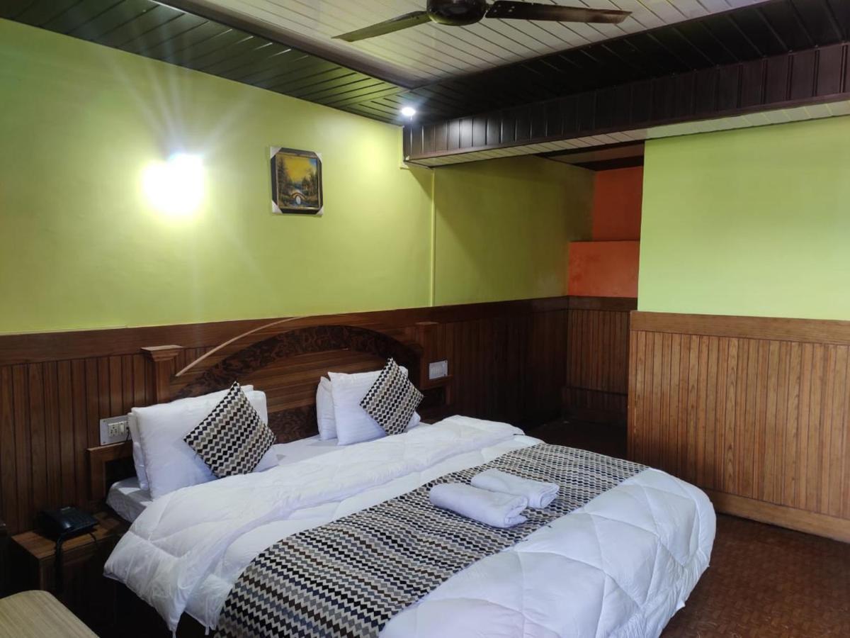 Hotel Deepraj, Каусани Экстерьер фото