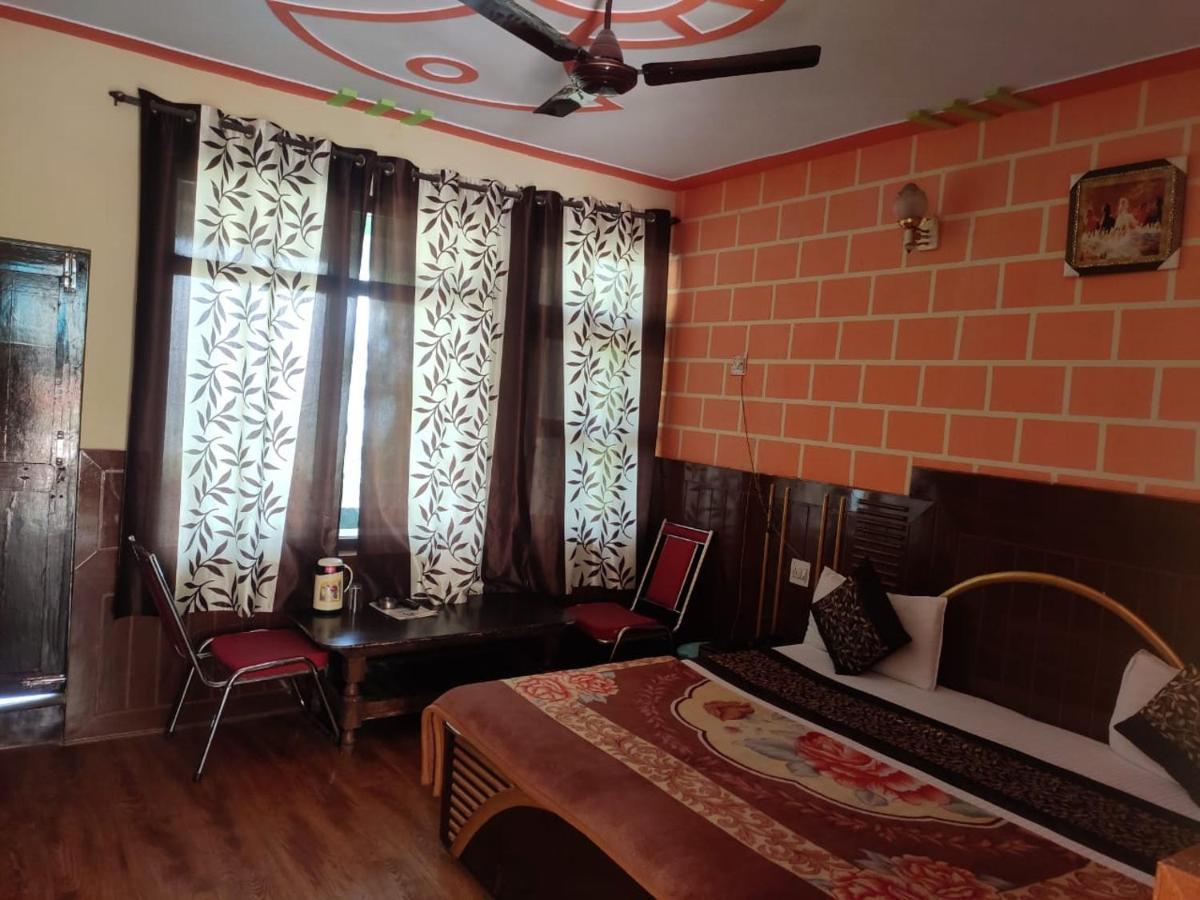Hotel Deepraj, Каусани Экстерьер фото