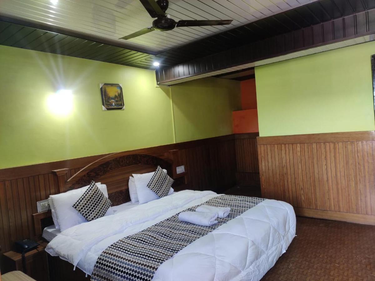 Hotel Deepraj, Каусани Экстерьер фото
