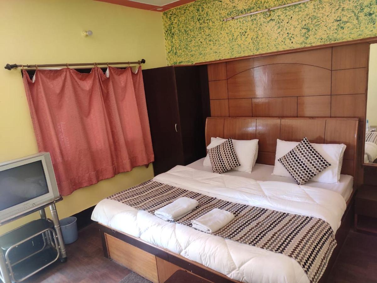Hotel Deepraj, Каусани Экстерьер фото
