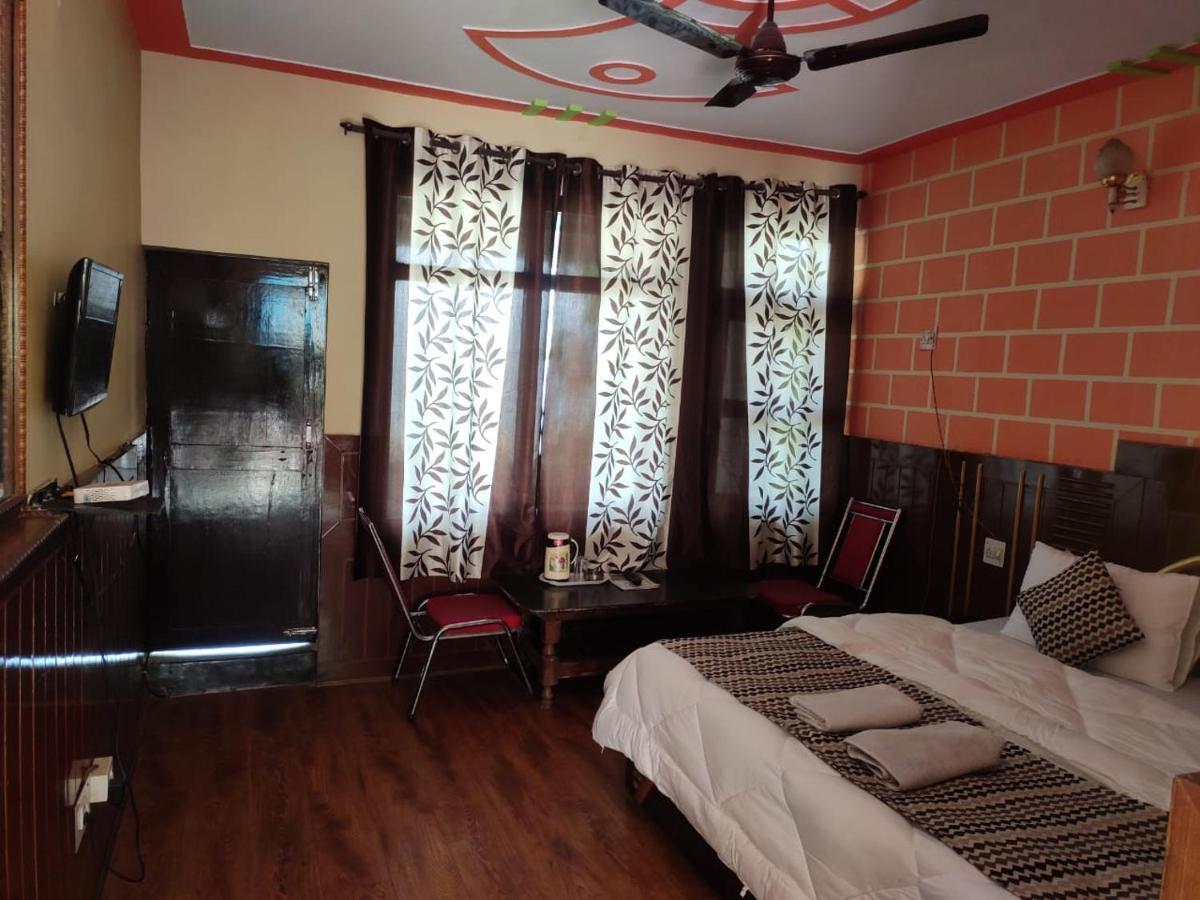 Hotel Deepraj, Каусани Экстерьер фото