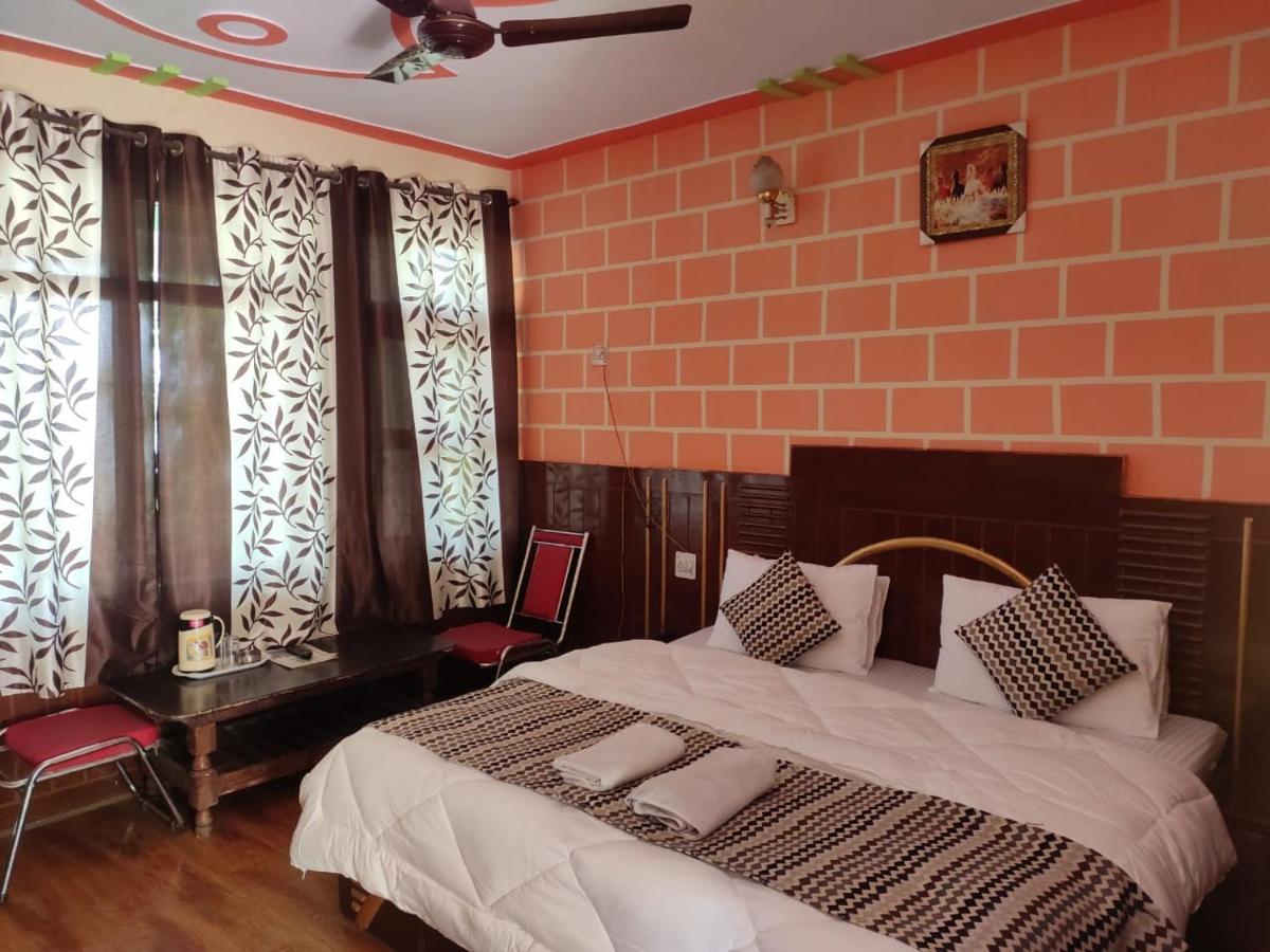 Hotel Deepraj, Каусани Экстерьер фото