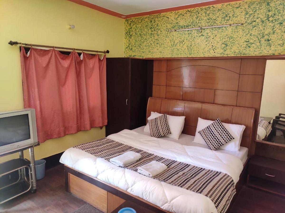 Hotel Deepraj, Каусани Экстерьер фото