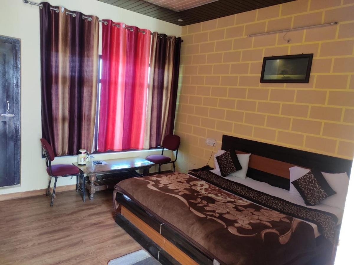 Hotel Deepraj, Каусани Экстерьер фото