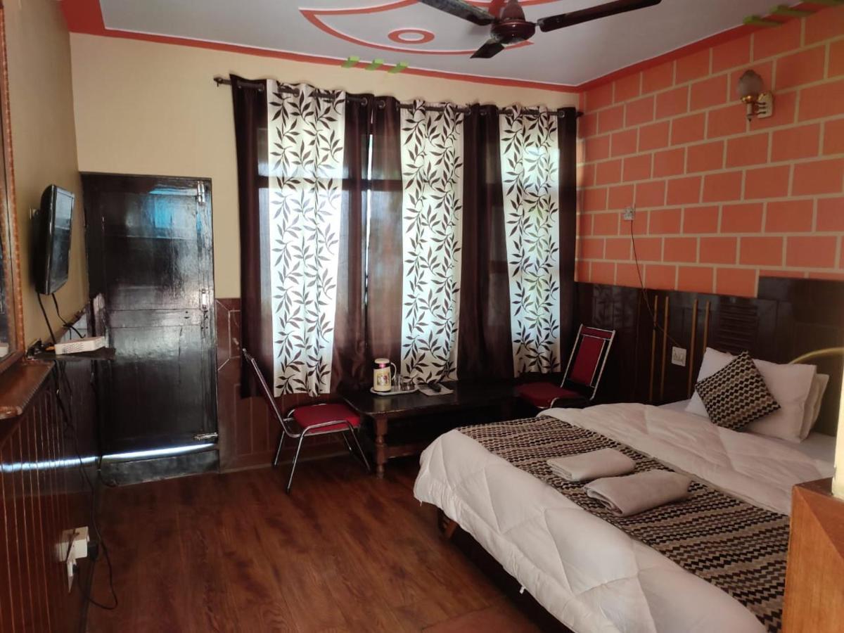 Hotel Deepraj, Каусани Экстерьер фото