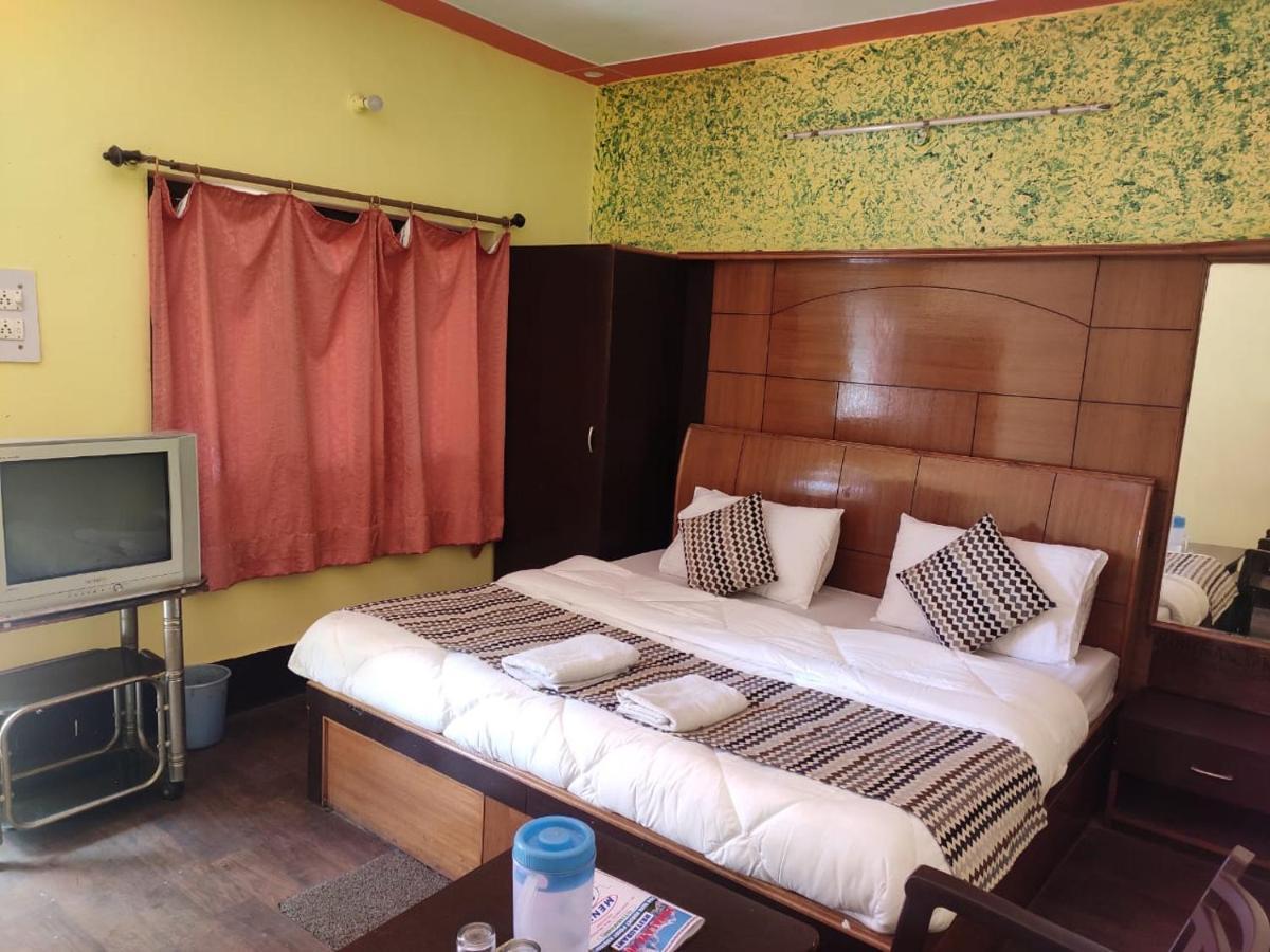 Hotel Deepraj, Каусани Экстерьер фото