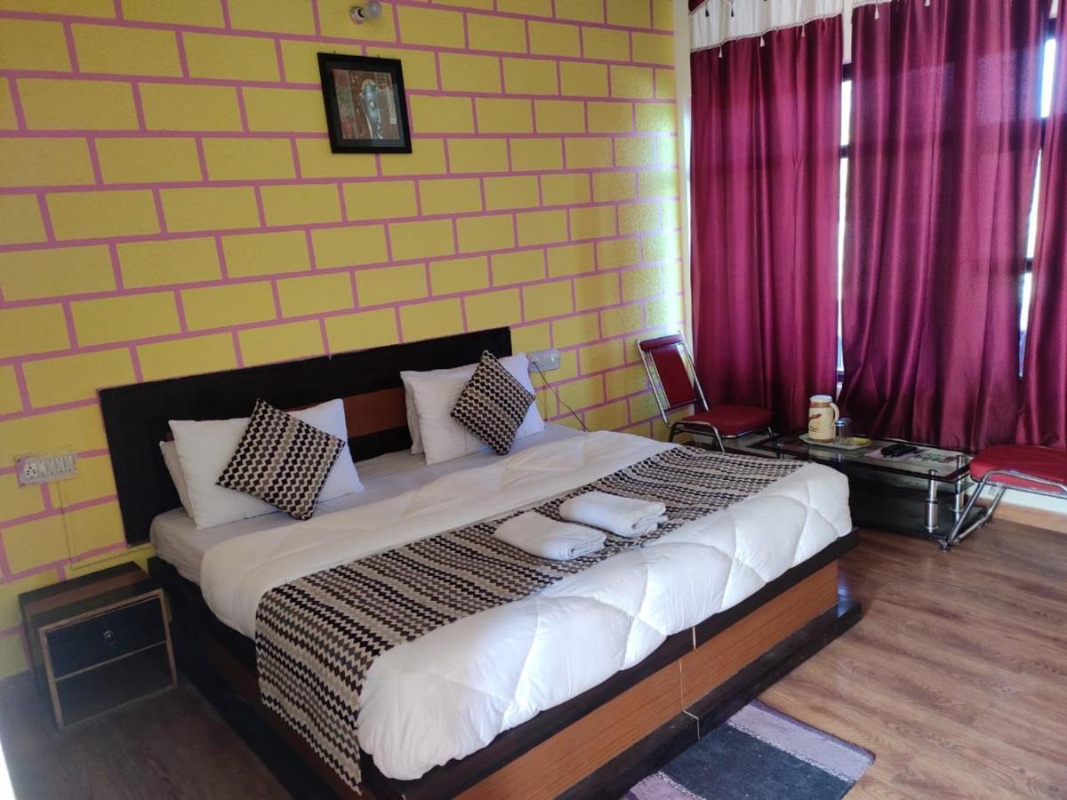 Hotel Deepraj, Каусани Экстерьер фото