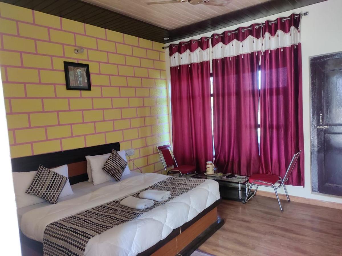 Hotel Deepraj, Каусани Экстерьер фото