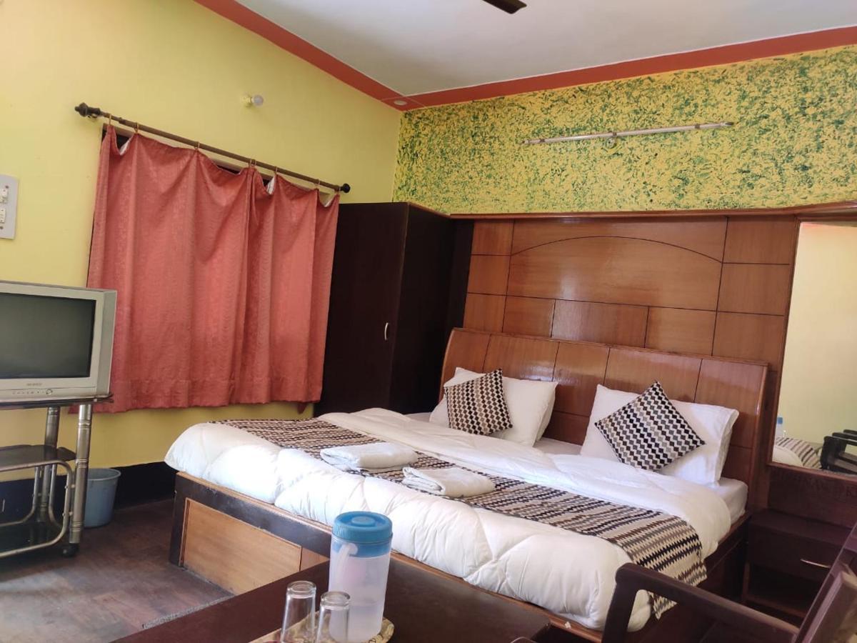 Hotel Deepraj, Каусани Экстерьер фото