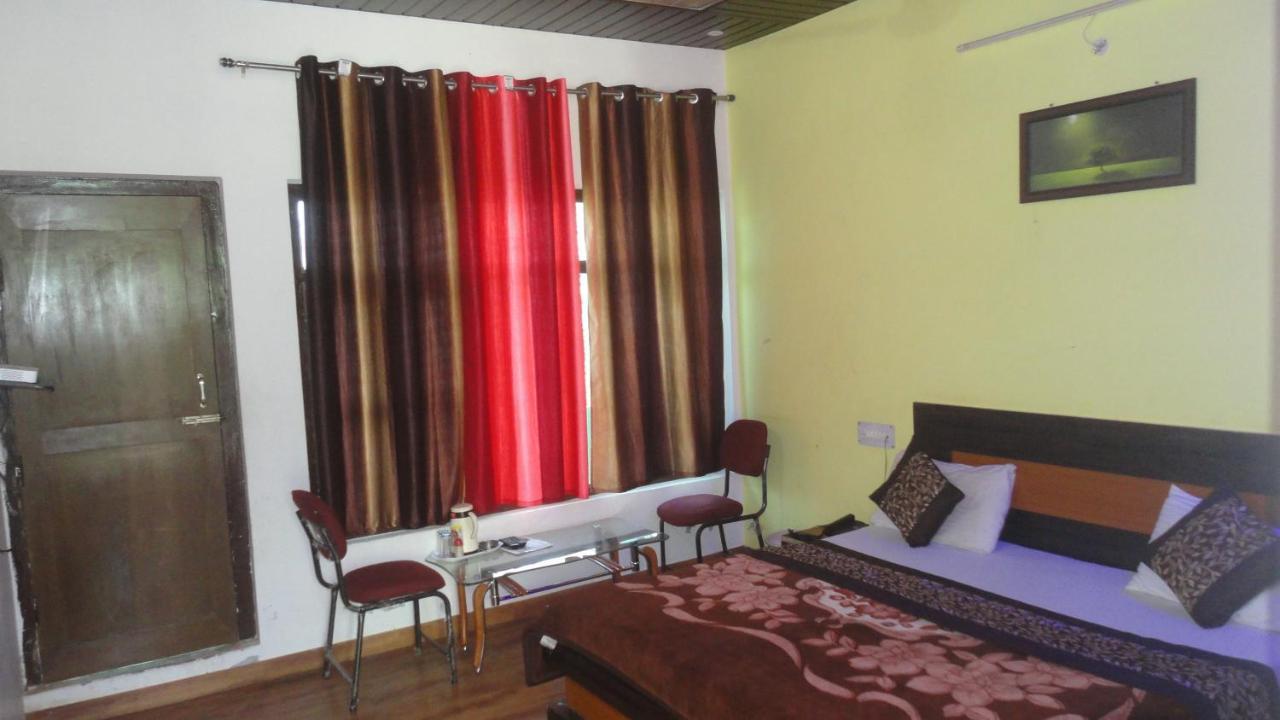 Hotel Deepraj, Каусани Экстерьер фото