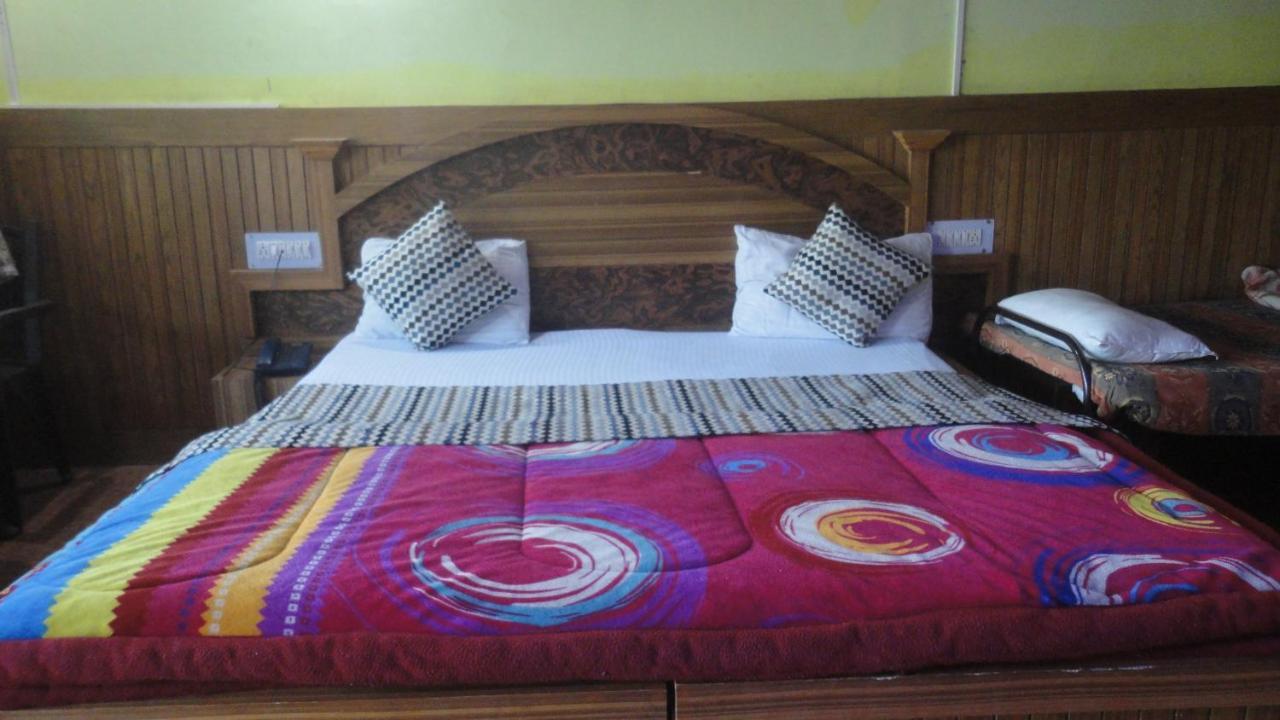 Hotel Deepraj, Каусани Экстерьер фото