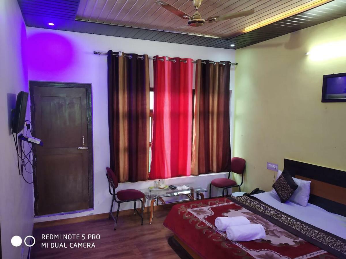 Hotel Deepraj, Каусани Экстерьер фото